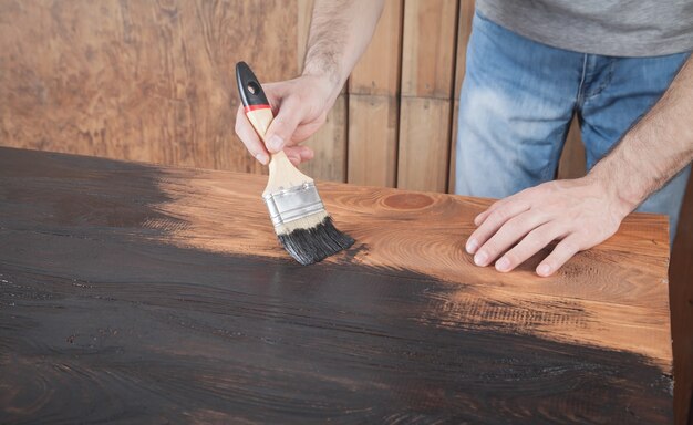 Man schilderij hout met een penseel.