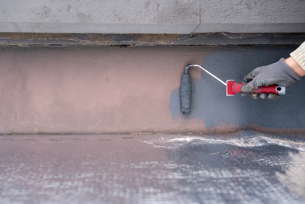 Man schilderij huis sokkel met verfroller