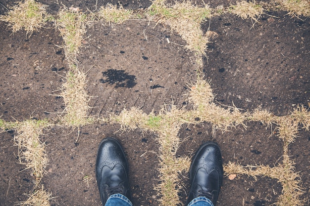 Man schoenen op asfalt