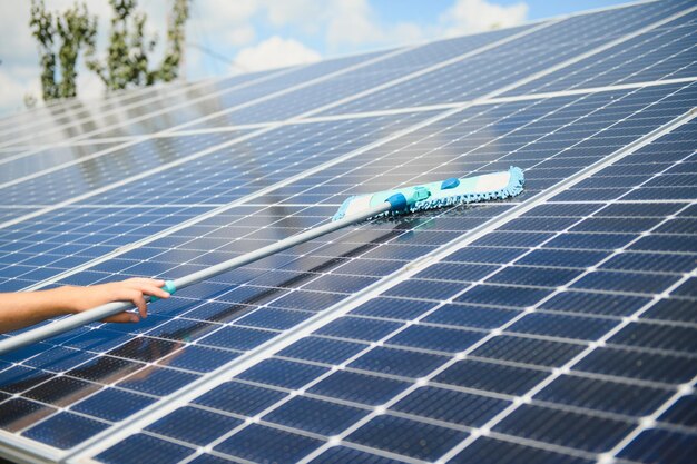 Man schoonmaak zonne-energie wassen