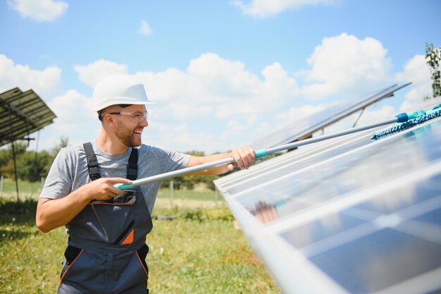 Man schoonmaken, zonne-energie wassen