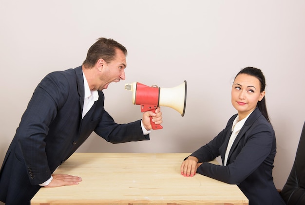 Man schreeuwt door een megafoon naar de vrouw maar ze negeert hem