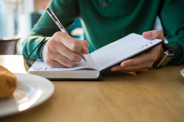 Man schrijven in dagboek