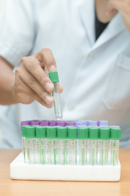 Photo man scientists hold glass tube or test tube