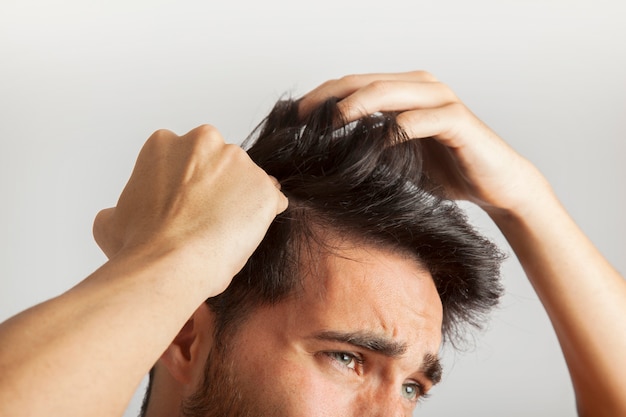 写真 頭を掻く男