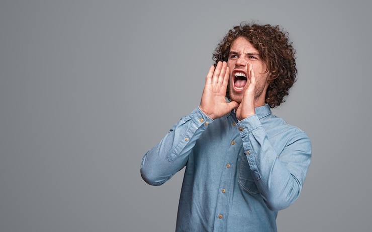 Photo man screaming at distance