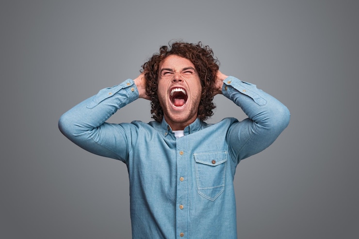 Photo man screaming and tearing out hair