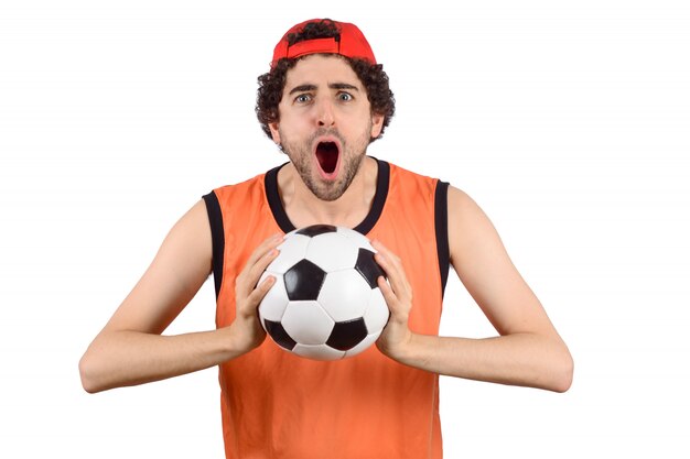 男はサッカーボールで叫んでいます。