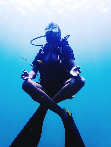 Photo man scuba diving in sea