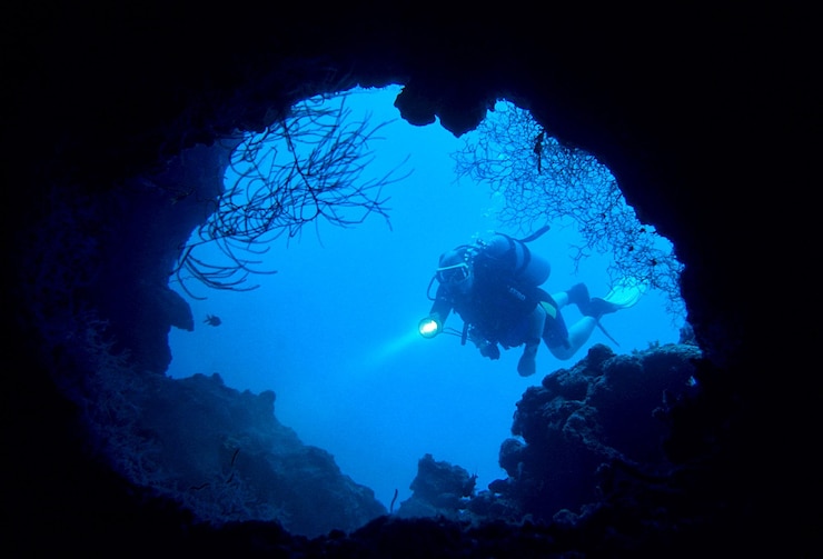 Photo man scuba diving in sea