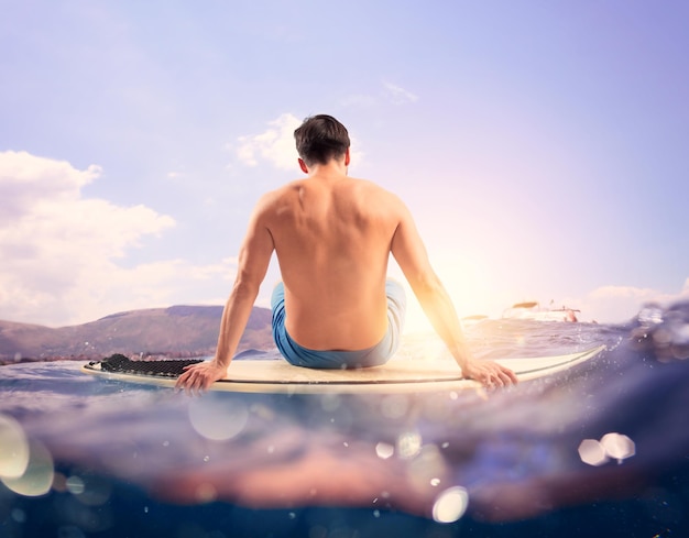Человек в море готов к серфингу с доской для серфинга