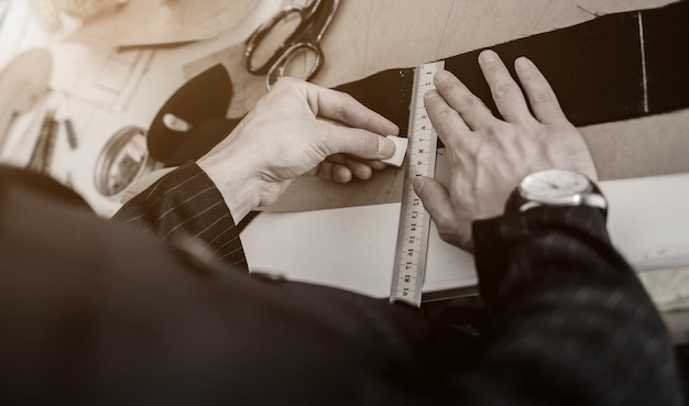 Foto la sarta dell'uomo fa il modello con il gesso