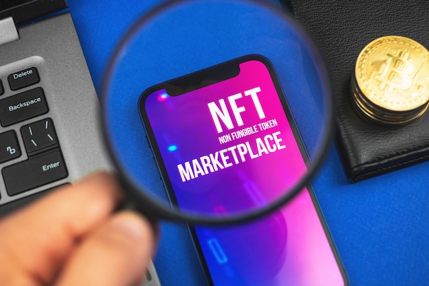 Uomo alla ricerca di nft cryptoart marketplace, futuro dell'arte con token non fungibile, criptovaluta e tecnologia blockchain foto di sfondo