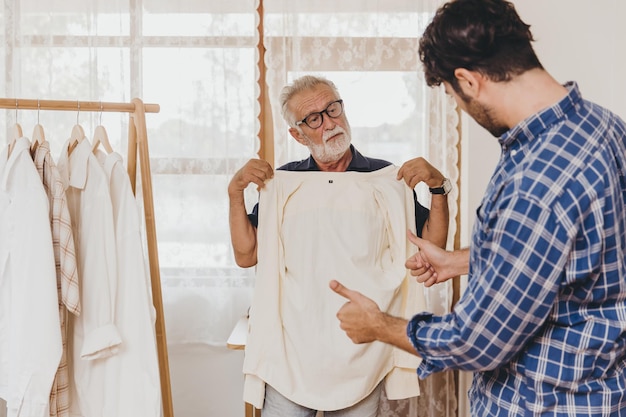 Man selectie vrijetijdskleding voor oudere mannelijke oudere vader grootvader mode dressing