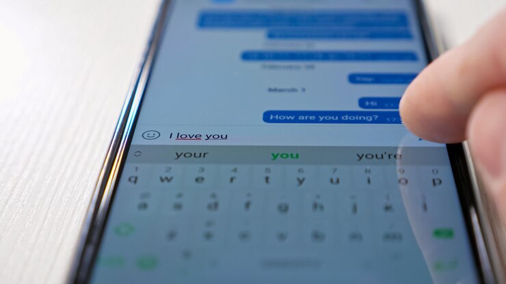 Photo man sends message i love you to girlfriend using cellphone