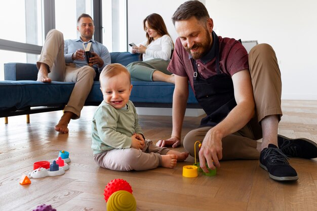 写真 小さな男の子にベビーシッターをしている男の使用人