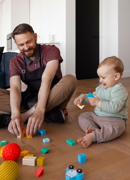 小さな男の子にベビーシッターをしている男の使用人