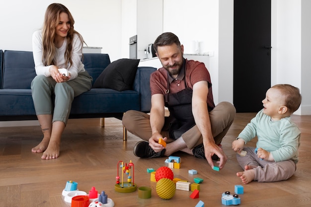 Foto servo dell'uomo che fa da babysitter al ragazzino