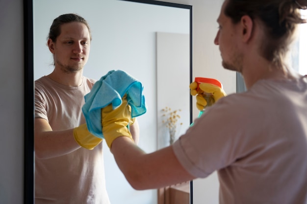 Photo man servant doing chores around the house