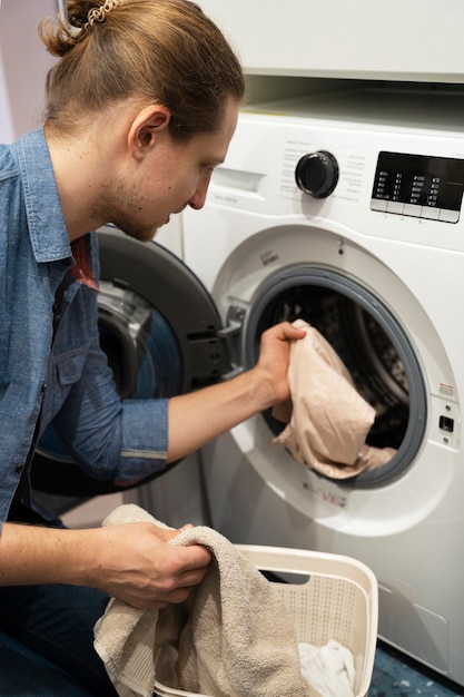 Foto un servo che fa le faccende domestiche