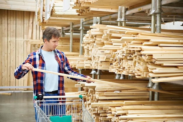 Foto l'uomo lo shopping per il legname in negozio