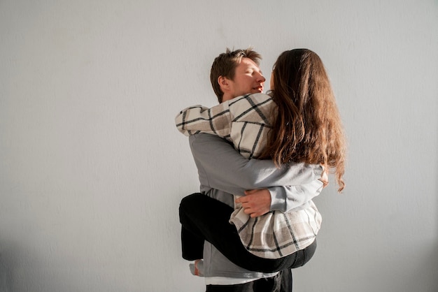 Foto un uomo mostra la sua forza e il suo amore portando la sua compagna sulla schiena sostenendola