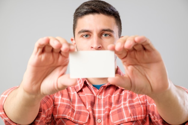 Uomo che mostra un biglietto da visita vuoto