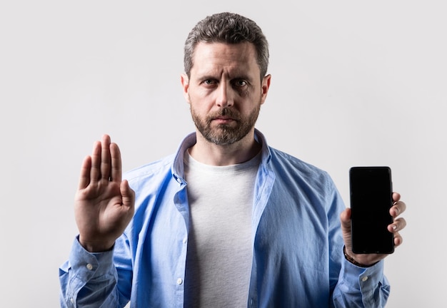 Foto uomo che mostra l'app del telefono e ferma la foto del gesto dell'uomo che mostra l'app del telefono