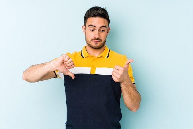 Uomo che mostra i pollici in su e in giù