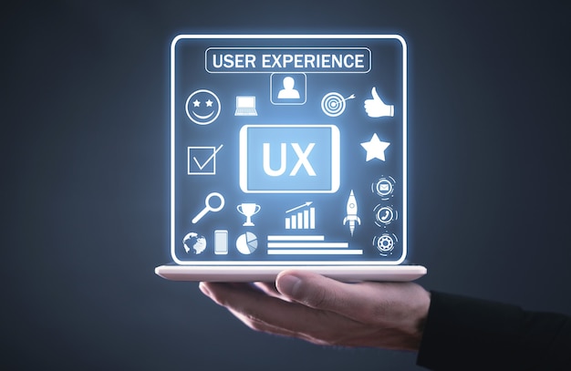Человек, показывающий концепцию пользовательского опыта UX.
