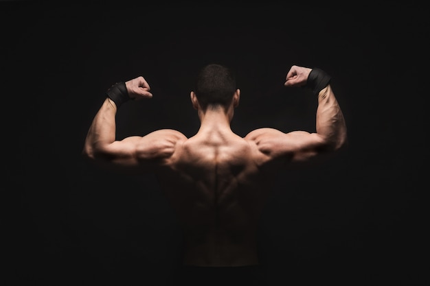 Фото Человек показывает сильные мышцы спины