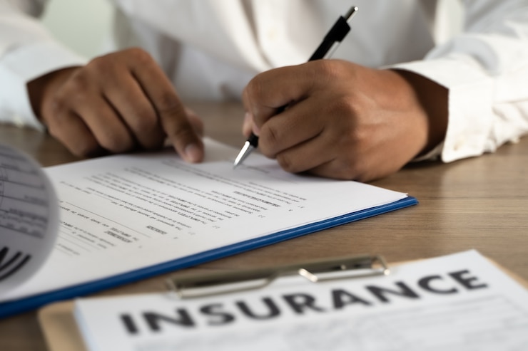 Photo man signing insurance policy