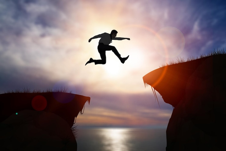 Photo man silhouette jump through the gap between hill