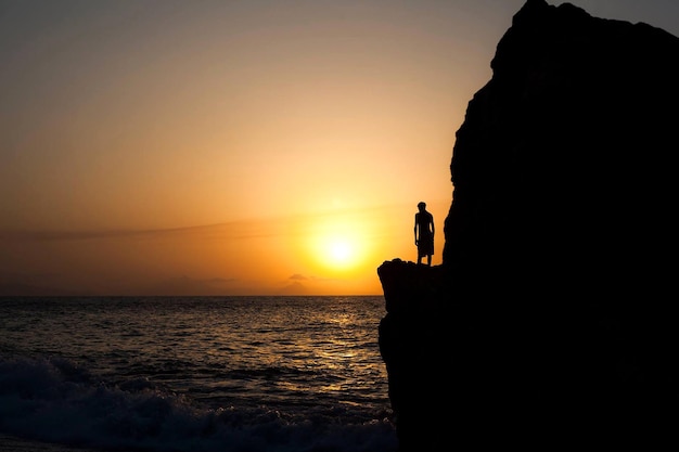 Foto sagoma dell'uomo in mare