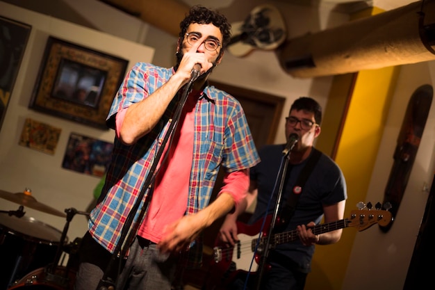 Foto uomo che canta in studio