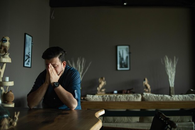 Photo a man sits at a table in a bar with a sign that says'the word'on it '