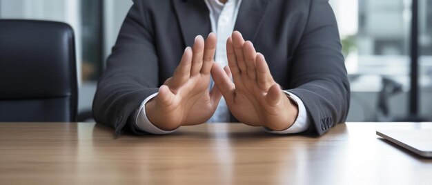 Foto un uomo si siede a un tavolo con le mani in alto