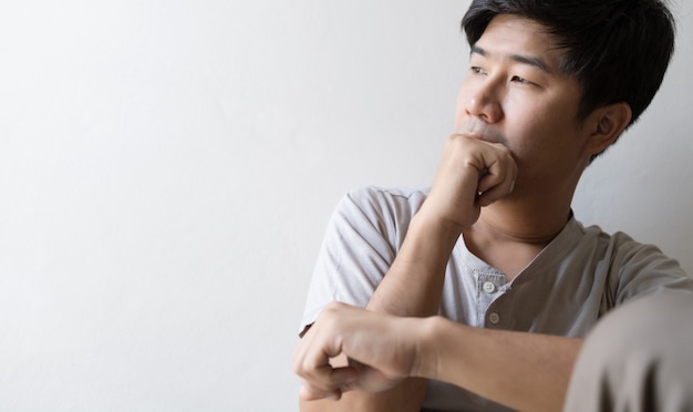 Photo man sitting alone feeling sad and worried