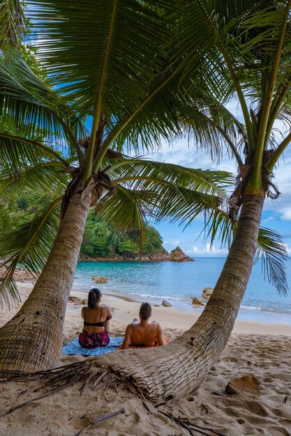 Photo man sitting on beach