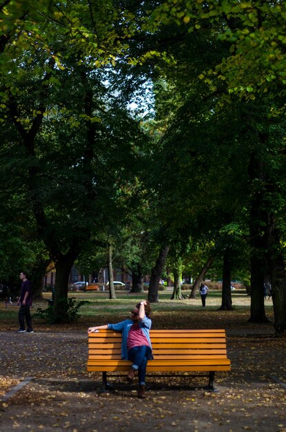 Foto uomo seduto su una panchina nel parco