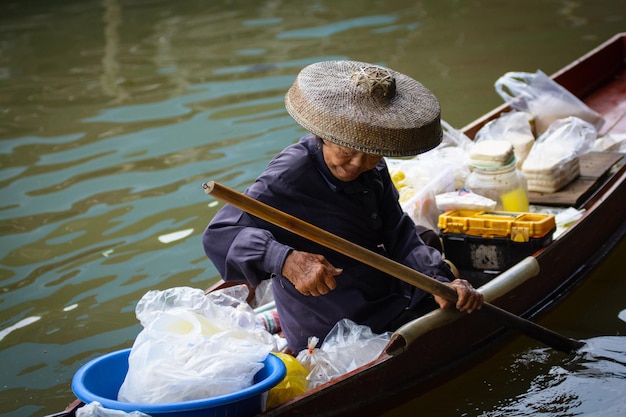 Foto uomo seduto su una barca nel lago