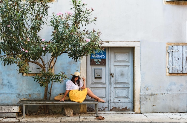 Photo man sitting by building