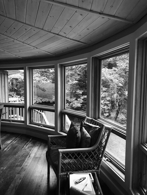 Photo man sitting by window at home