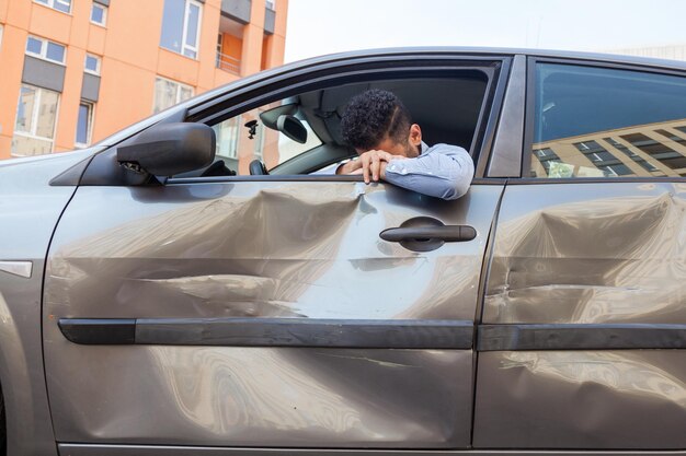 Photo man sitting on car window