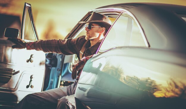 Photo man sitting in car