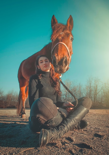 Photo man sitting on field against sky