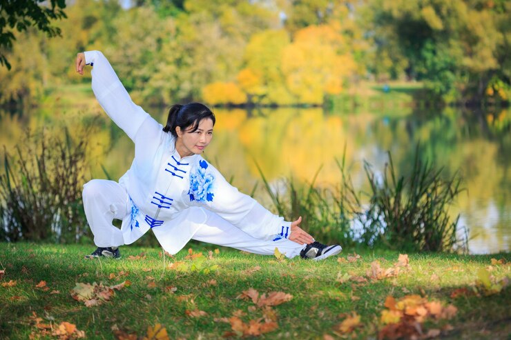 Photo man sitting on field