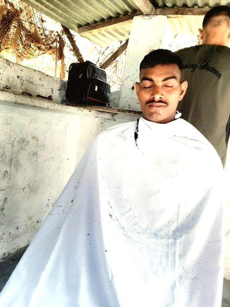 Photo man sitting at hair salon