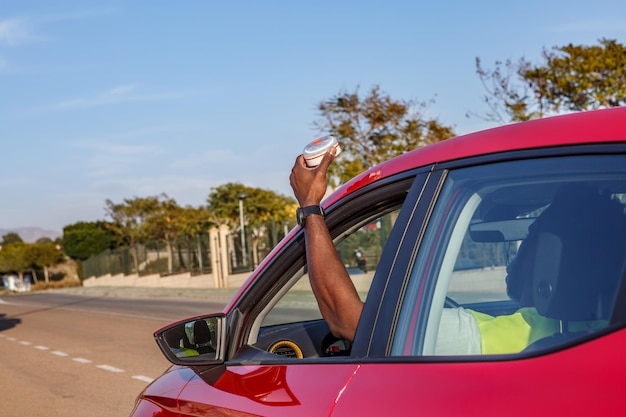 Фото Человек, сидящий в красной машине, устанавливает аварийный свет v16