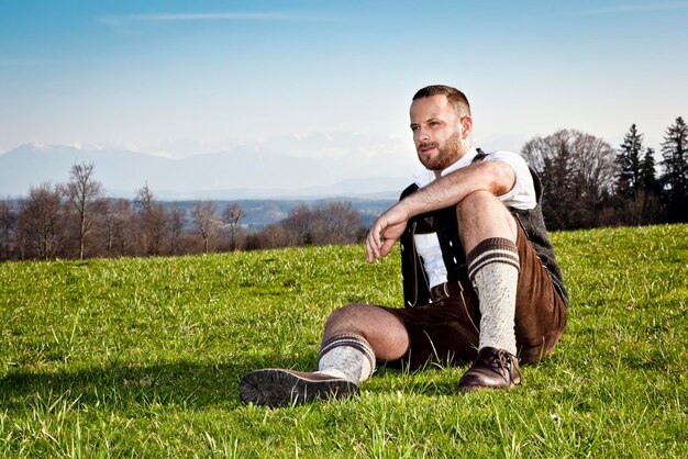 写真 空に向かってフィールドに座っている男